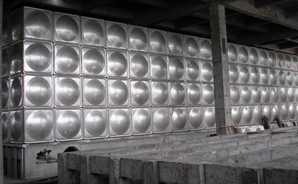 组合式不锈钢水箱是一种由不锈钢板块拼装焊接而成的水箱